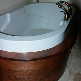 Habillage de bain arrondi en bois franc