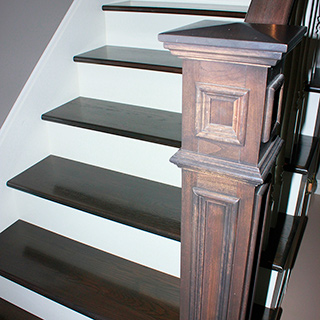 Poteau d'escalier intérieur avec moulures déco appliquées (bois franc teint)