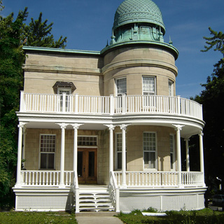 Reproduction de galerie en rond avec colonnes et barreaux victoriens, repoduction du design de 1928