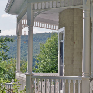 Galerie victorienne à angles avec balustrades, dentelles et équerres déco