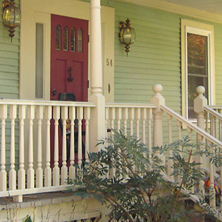 Galerie victorienne avec balustrades, dentelles et équerres déco et balcon