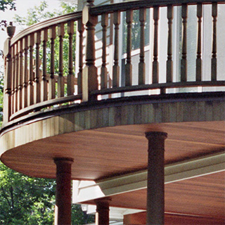 Galerie victorienne avec colonnes de soutien coniques, poteaux tournés et balustrades courbes