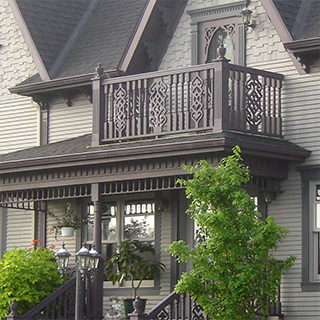 Façade de maison avec finition en bois, teinture grise