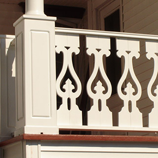 Galerie avec colonnes de soutien mixtes, balustrades à barreaux Fleur de lys